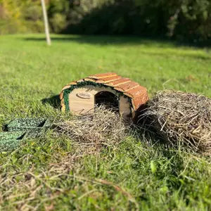 Wooden Hedgehog House With Ceramic Food & Water Dish Set & Nesting Straw