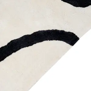 Viscose Area Rug Abstract Pattern 160 x 230 cm White and Black KAPPAR