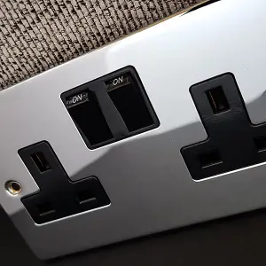 Polished Chrome 1 Gang 13A DP 1 USB Switched Plug Socket - Black Trim - SE Home