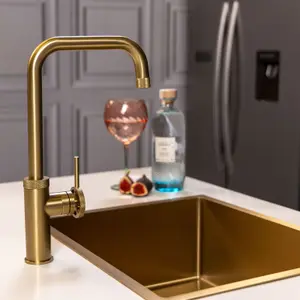 Flode Hjul Single Lever Industrial Style Kitchen Tap Swan Neck Design Brushed Brass