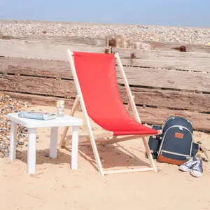 Harbour Housewares - Folding Wooden Deck Chair - Red