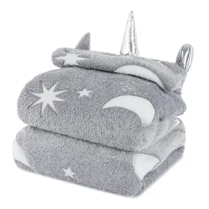 HILLINGTON Hooded Glow in the Dark Fleece Blanket - Soft Flannel Fleece Blanket, All Season Throw Blanket for Kids - 102cm x 127cm