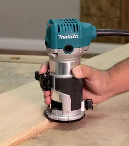 Makita RT0700C 240V 1/4" Corded Plunge Fixed Base 2 in 1 Router Trimmer +Guide