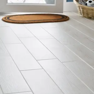 Colours Arrezo White Matt Wood effect Textured Porcelain Indoor Wall & floor Tile, Pack of 14, (L)600mm (W)150mm