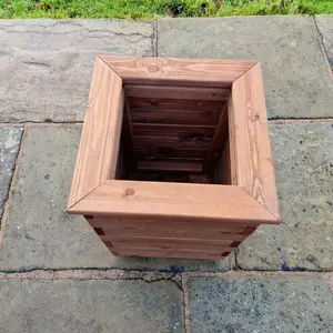 VALLEY TALL SQUARE PLANTER H52 X W39 X D39