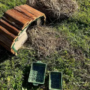 Wooden Hedgehog House With Ceramic Food & Water Dish Set & Nesting Straw