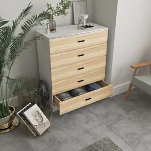 URBNLIVING Height 90.5cm 5 Drawer Wooden Bedroom Chest Cabinet Modern White Carcass and Oak Drawers Wide Storage Cupboard Closet