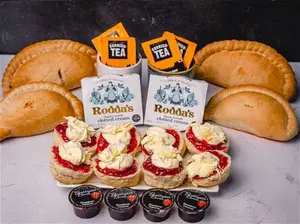 The Cornish Cream Tea & Pasty Hamper – 4 Person Deluxe Gift Inc 4X Fresh Scones, 4X Tea, 4X Jam, 2X Roddas Clotted Cream & 4X Fresh Cornish Pasties