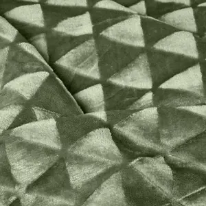 Homescapes Sage Green Geometric Triangle Velvet Throw 130 x 160 cm