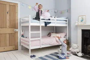 Jakke Bunk Bed with Straight Ladder in Classic White