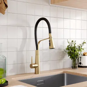 Stainless Steel Kitchen Tap Flexible Silicone Pull-Down Kitchen Faucet in Gold and Black