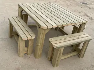 QUADRUM Rounded Picnic Table With 4 Benches (Natural finish)