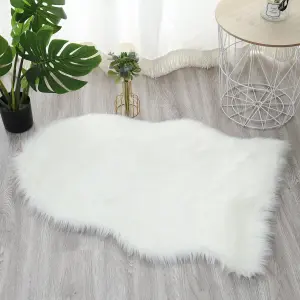 GoodHome Hegoa White Faux Fur effect Small Rug, (L)90cm x (W)60cm