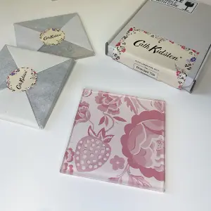 Cath Kidston Strawberry Gardens Glass Splashback SAMPLE - Light Pink (100x100mm)