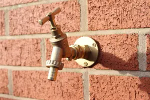 Outside 1/2'' Double Check Garden Tap with Through The Wall Flange Bracket Set for 15mm Copper Or 15mm Plastic Pipe