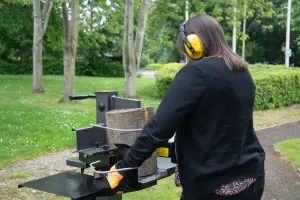 The Handy THLSV7 7 Ton Vertical Electric Log Splitter