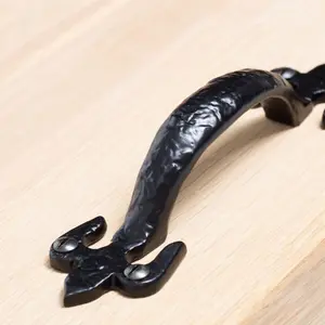 Hammer & Tongs - Rustic Fleur De Lis Door Handle - H150mm - Black