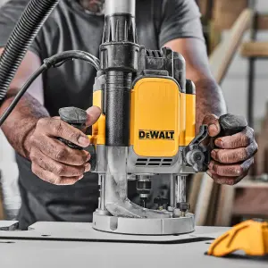 DeWalt 2300W 240V Corded Plunge Router DWE625KT-GB