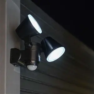 Outdoor Battery Security Twin Head Spot Light With Pir, White Leds Battery Security Light