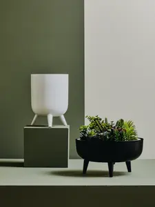 Interiors by Premier Elegant Design Black Planter, Durable Construction Of Garden Pot, Portable Lightweight Outdoor Garden Pot