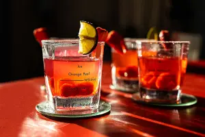 4x Cocktail Glasses with Recipes