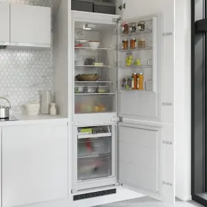 GoodHome GHBI7030UK 70:30 Classic Built-in Frost free Fridge freezer - Gloss white