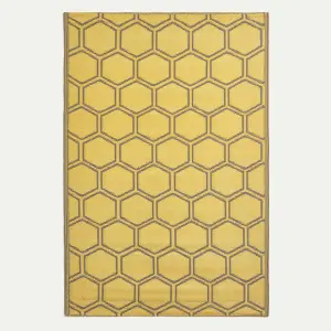 Homescapes Yellow Outdoor Rug with Honeycomb Pattern, 182 x 122 cm