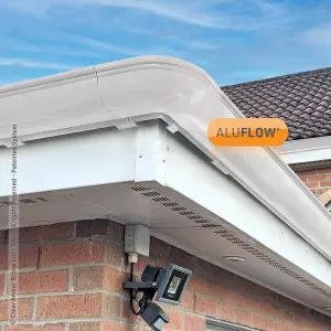 Aluflow White Half round 90° External Gutter angle, (Dia)140mm