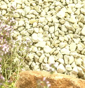 Cream Limestone Chippings 20mm - 50 Bags (1000kg)