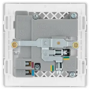 BG PCDCL21U2W Pearlescent White Evolve 1 Gang 13A 2x USB-A 2.1A Switched Socket Outlet - White Insert