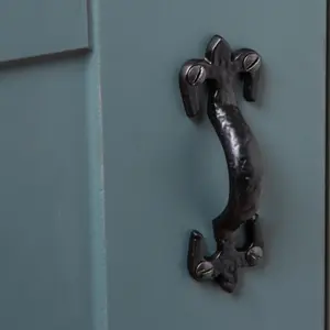 Hammer & Tongs - Rustic Fleur De Lis Door Handle - H105mm - Black