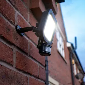 Luceco Black Smart PIR Floodlight