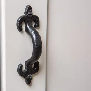 Hammer & Tongs - Antique Fleur De Lis Door Handle - H105mm - Black