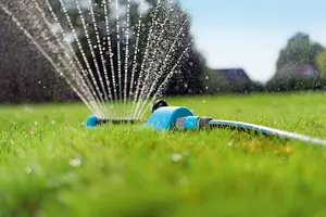 Cellfast 15 Hole Oscillating Hose Pipe Water Sprinkler Spray Garden Lawn Grass Flowers