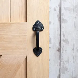 Hammer & Tongs - Rustic Arrowhead Door Handle - H155mm - Black