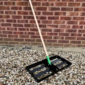 Steel Lawn Levelling Rake - 60 cm x 40 cm / 23" x 15.7" with Handle - Gardening Tool for Lawn Care, Mulch Spreading, Soil Grading